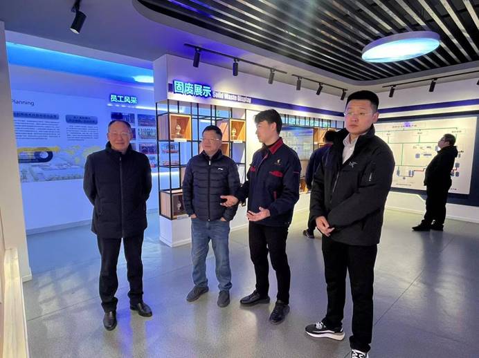 紫金環(huán)?？萍加邢薰镜浇ú墓究疾旖涣?></span></div>
								<h3>紫金環(huán)?？萍加邢薰镜浇ú墓究疾旖涣?/h3>
								<p>1月13日，紫金環(huán)?？萍加邢薰军S宜彬一行到建材公司考察交流。公司黨委書記王伍升，總經(jīng)理查全鋼以及建材公司相關(guān)負(fù)責(zé)人陪同。建材公司負(fù)責(zé)人詳細(xì)介紹了該公司膠凝材料的研發(fā)體系，技術(shù)服務(wù)模式和一體化運(yùn)維管理...</p>
							</div>
						</a>
					</li>
																				<li>
						<a href=