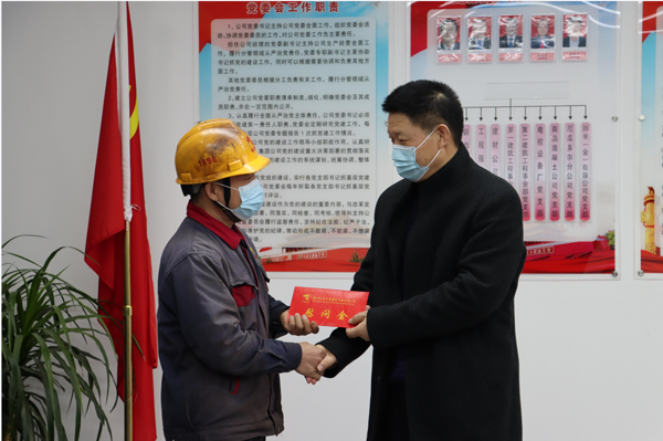 集團(tuán)公司黨委委員、副總經(jīng)理胡新付到公司走訪慰問(wèn)