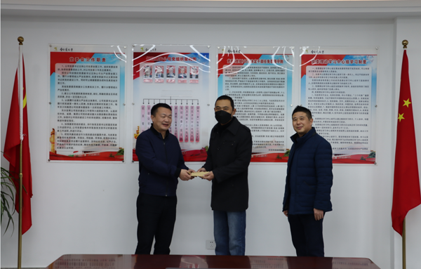 集團(tuán)公司黨委委員、副總經(jīng)理胡新付到公司走訪慰問(wèn)